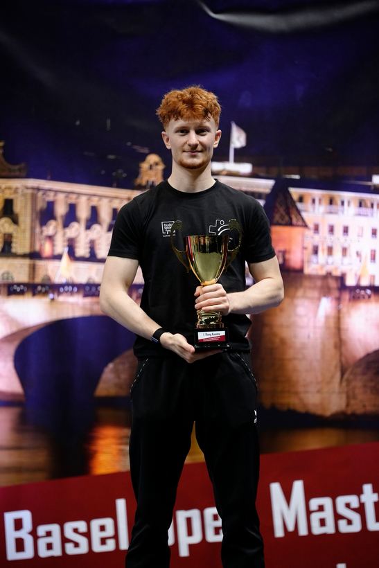 Eric mit dem Pokal für den 1. Platz Kumite