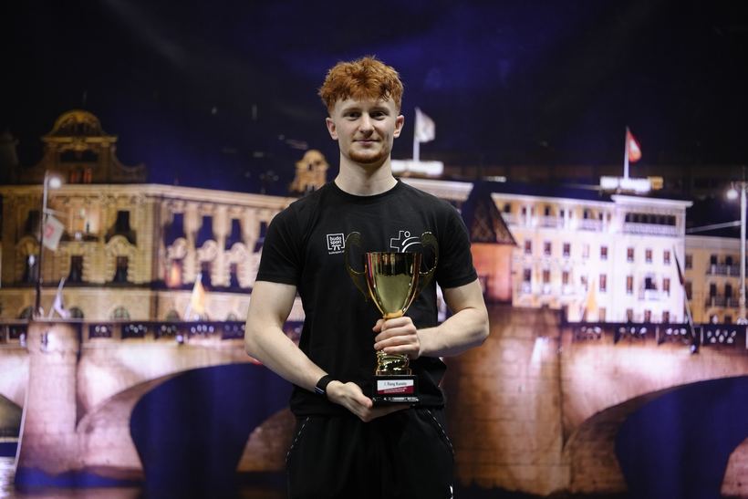 Eric mit dem Siegerpokal vor dem Basler Rheinpanorama