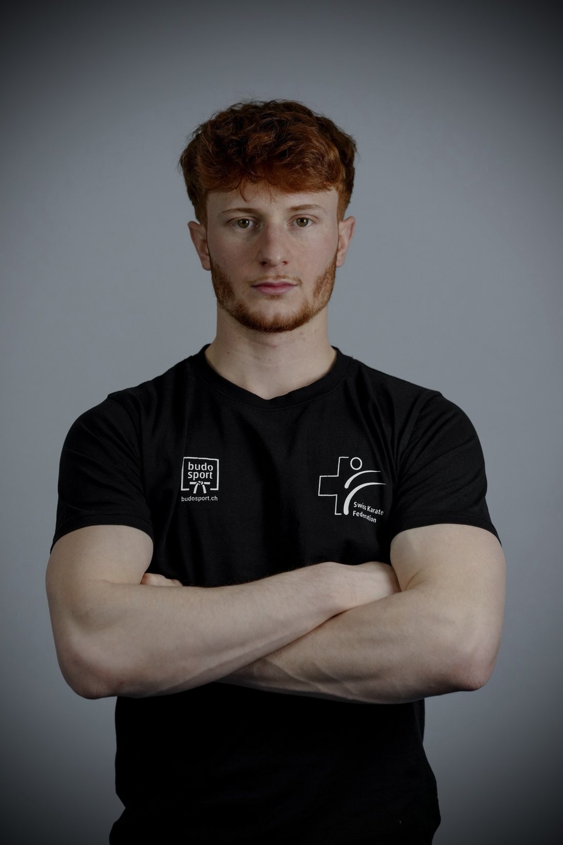 Eric Timmer mit verschränkten Armen im schwarzen T-Shirt der Swiss Karate Federation