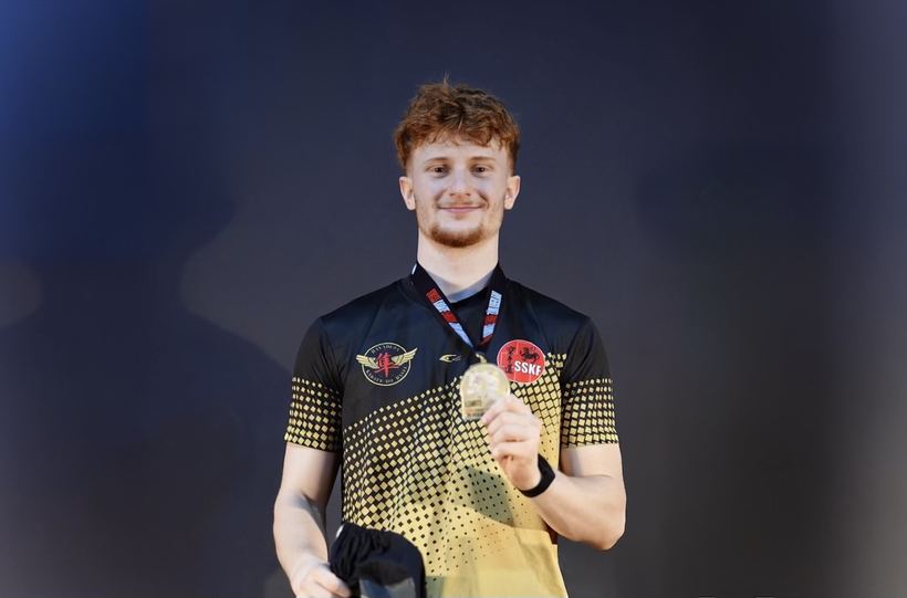 Eric mit seiner Medaille an der Swiss Karate League