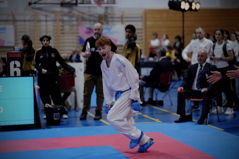 Eric jubelt nach einem Punkt auf Tatami 6